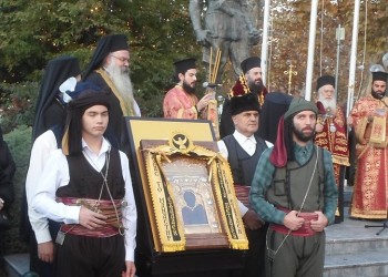 Σε κλίμα κατάνυξης τα Τρίκαλα υποδέχθηκαν την εικόνα της Παναγίας Σουμελά