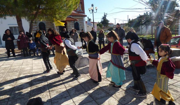 Ποντιακά Χριστούγεννα με πολύ χορό και εδέσματα στα Πετράλωνα Χαλκιδικής (βίντεο)