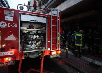 Πυρκαγιά σε συνεργείο στην Αγία Παρασκευή – Επεκτάθηκε σε διαμέρισμα 2