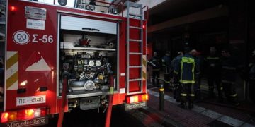 Πυρκαγιά σε συνεργείο στην Αγία Παρασκευή – Επεκτάθηκε σε διαμέρισμα 2