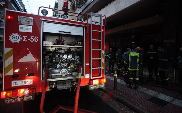 Πυρκαγιά σε συνεργείο στην Αγία Παρασκευή – Επεκτάθηκε σε διαμέρισμα 2