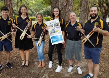 Παιδιά με ποντιακές λύρες έψαλαν τα κάλαντα στους δρόμους του Σίδνεϊ (βίντεο)