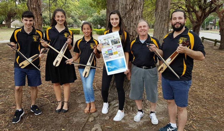 Παιδιά με ποντιακές λύρες έψαλαν τα κάλαντα στους δρόμους του Σίδνεϊ (βίντεο)