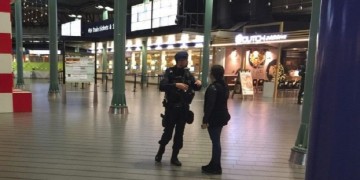 Συνελήφθη άνδρας με μαχαίρι στο αεροδρόμιο του Άμστερνταμ