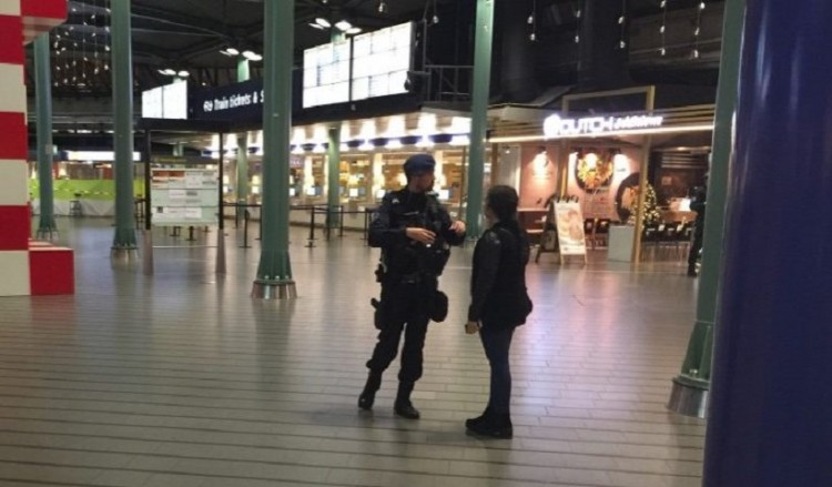Συνελήφθη άνδρας με μαχαίρι στο αεροδρόμιο του Άμστερνταμ
