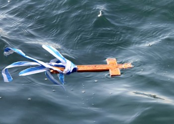 Οι τολμηροί Πόντιοι των Θεοφανίων έπεσαν για το σταυρό παρά τα παγωμένα νερά (βίντεο)