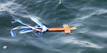 Οι τολμηροί Πόντιοι των Θεοφανίων έπεσαν για το σταυρό παρά τα παγωμένα νερά (βίντεο)