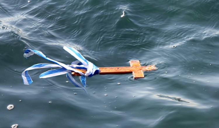 Οι τολμηροί Πόντιοι των Θεοφανίων έπεσαν για το σταυρό παρά τα παγωμένα νερά (βίντεο)