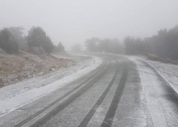 Έπεσαν τα πρώτα χιόνια στο Τρόοδος (βίντεο)