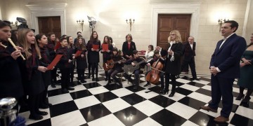 Μαθητές είπαν τα κάλαντα στον πρωθυπουργό