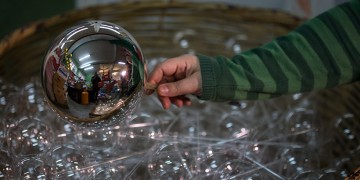 Μοναδικές χριστουγεννιάτικες μπάλες από φυσητό γυαλί made in Greece (φωτο)