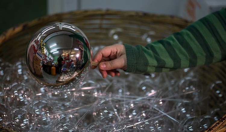 Μοναδικές χριστουγεννιάτικες μπάλες από φυσητό γυαλί made in Greece (φωτο)