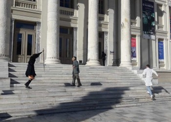 Μωμόεροι ξεσήκωσαν και το εμπορικό κέντρο του Πειραιά!