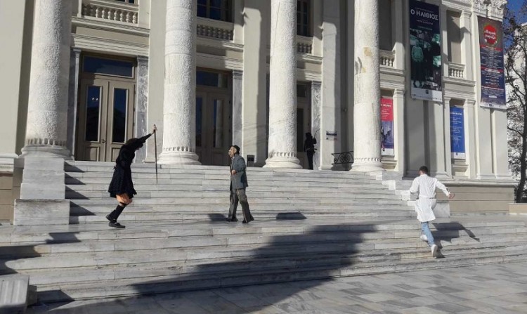 Μωμόεροι ξεσήκωσαν και το εμπορικό κέντρο του Πειραιά!