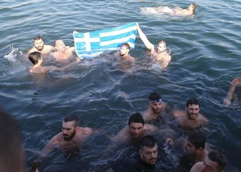 Κωνσταντινούπολη: Με την ελληνική σημαία στον Βόσπορο για το σταυρό