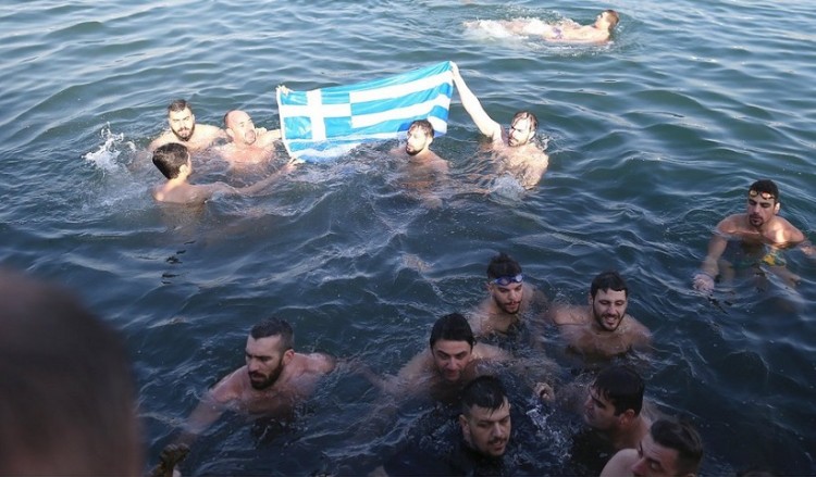 Κωνσταντινούπολη: Με την ελληνική σημαία στον Βόσπορο για το σταυρό