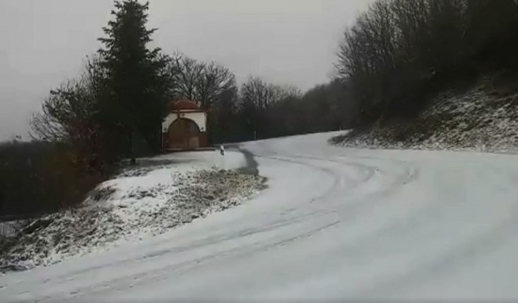 Χιόνισε στη Θεσσαλονίκη ‒ Κλειστά σχολεία σε Λαγκαδά, Χαλκιδική (βίντεο)