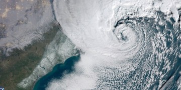 Ο «κυκλώνας βόμβα» σαρώνει τις ΗΠΑ με θυελλώδεις ανέμους και πολικό κρύο (βίντεο)