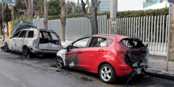 Εμπρηστική επίθεση σε τρία αυτοκίνητα της πρεσβείας της Ουκρανίας