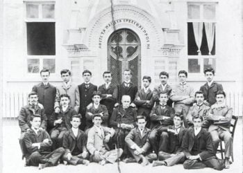 Ο Δημήτρης Ψαθάς μαθητής στο Φροντιστήριο Τραπεζούντας - Media Gallery