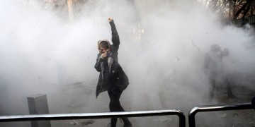 Συνεχίζονται οι αιματηρές ταραχές στο Ιράν – Έκκληση της Άγκυρας να αποφευχθεί η βία