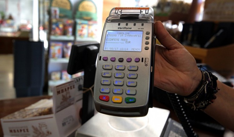 Περισσότερες συναλλαγές με κάρτες για το αφορολόγητο