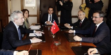 Αντιπροσωπεία Τούρκων στον Κοντονή για την έκδοση των 8 στρατιωτικών