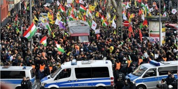 Κολωνία: Μπλόκο αστυνομικών σε διαδήλωση Κούρδων