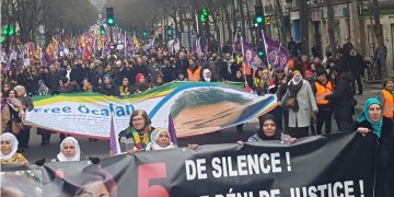 Παρίσι: Χιλιάδες Κούρδοι διαδήλωσαν για τις ακτιβίστριες που δολοφονήθηκαν πριν από 5 χρόνια