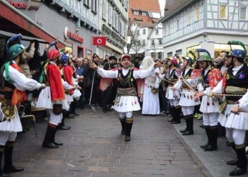 Οι Μωμόγεροι, με επικεφαλής τον Κώστα Αλεξανδρίδη, στη Λιβερά της Τραπεζούντας