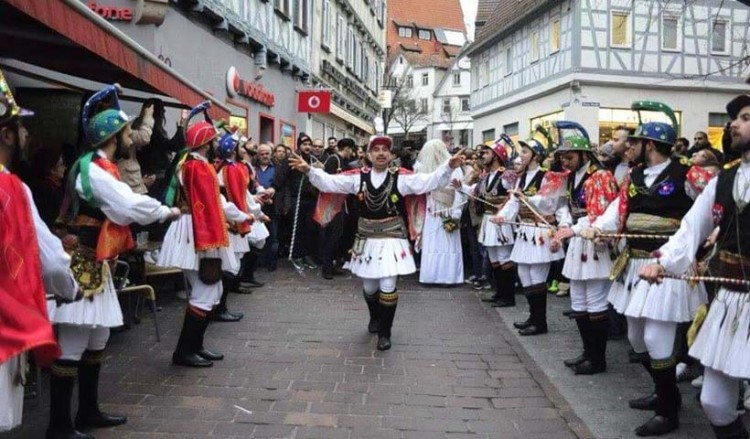 Οι Μωμόγεροι, με επικεφαλής τον Κώστα Αλεξανδρίδη, στη Λιβερά της Τραπεζούντας