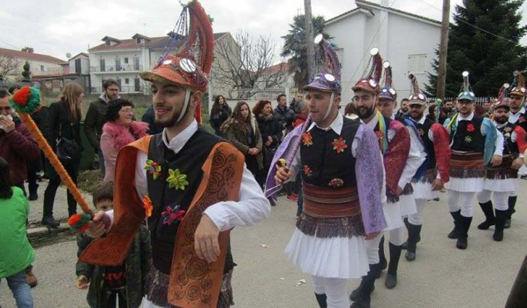 Στο πόδι η Ανατολή Ιωαννίνων με το πέρασμα των Μωμόγερων (βίντεο)