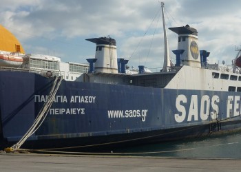 Ακυβέρνητο πλοίο πλέει έξω από το λιμάνι του Πειραιά (βίντεο)