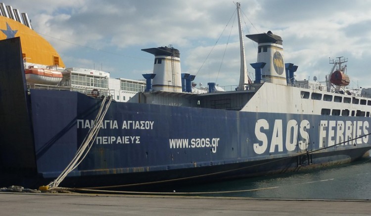 Ακυβέρνητο πλοίο πλέει έξω από το λιμάνι του Πειραιά (βίντεο)