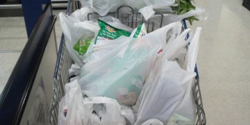 Όλα όσα πρέπει να γνωρίζουμε για τη χρέωση στις πλαστικές σακούλες