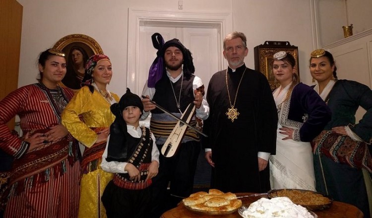 Ποντιακά κάλαντα στον μητροπολίτη Σουηδίας Κλεόπα από μέλη της νεολαίας Ποντίων Στοκχόλμης (φωτο)
