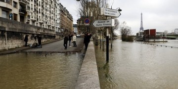 Κίνδυνος να πλημμυρίσει το Παρίσι – 1.500 άτομα απομακρύνθηκαν από τα σπίτια τους