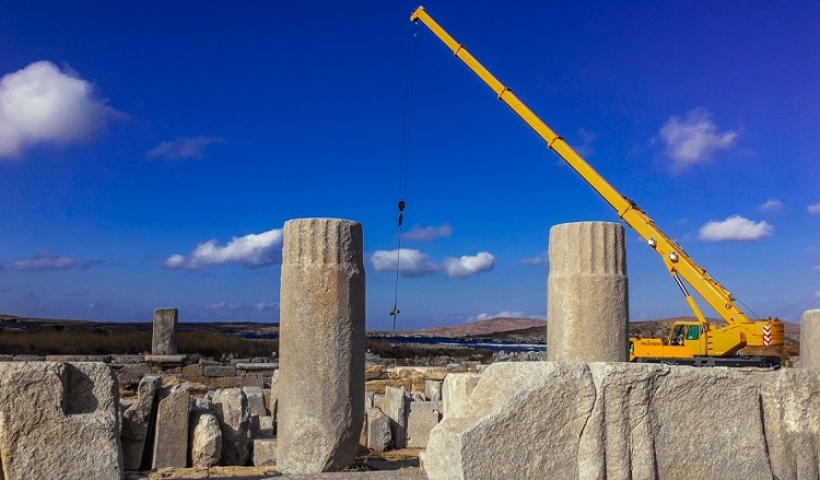 Με αυθεντικά «υλικά» η αναστήλωση της Στοάς του Φιλίππου Ε’ στη Δήλο