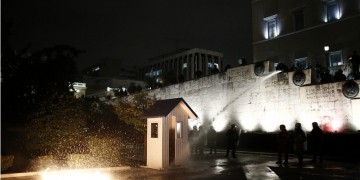 Επεισόδια έξω από τη Βουλή