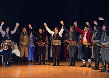 Ο δήμος Μοσχάτου-Ταύρου βράβευσε τον χορευτικό Όμιλο Ποντίων «Σέρρα»