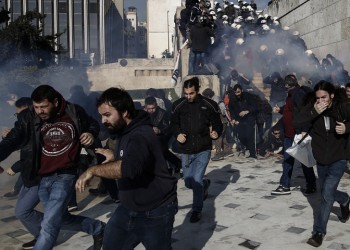 Χημικά εξω από τη Βουλή μετά την πορεία για το Πολυνομοσχέδιο (βίντεο)