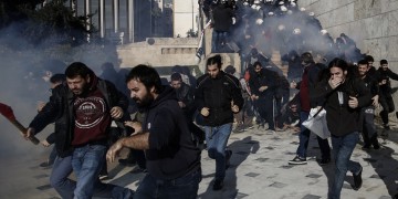 Χημικά εξω από τη Βουλή μετά την πορεία για το Πολυνομοσχέδιο (βίντεο)