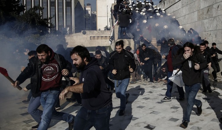 Χημικά εξω από τη Βουλή μετά την πορεία για το Πολυνομοσχέδιο (βίντεο)