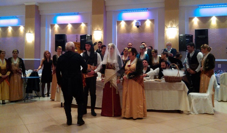 Αναβίωση ποντιακού γάμου στον ετήσιο χορό του Συλλόγου Ποντίων Έδεσσας (φωτο)
