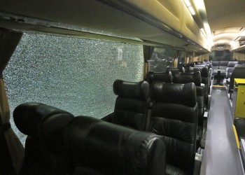 Επίθεση στο πούλμαν της ΑΕΚ πριν από το ντέρμπι με τον Ολυμπιακό