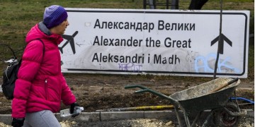 Οι Σκοπιανοί ξεκίνησαν να κατεβάζουν πινακίδες του αεροδρομίου «Μ. Αλέξανδρος»