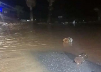 Λάρισα: Περαστικοί διέσωσαν οδηγό, όταν ρέμα παρέσυρε το αυτοκίνητό του