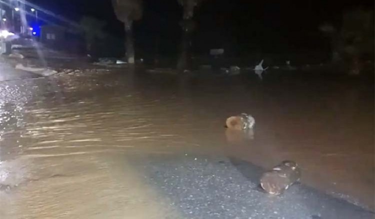 Λάρισα: Περαστικοί διέσωσαν οδηγό, όταν ρέμα παρέσυρε το αυτοκίνητό του