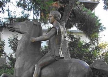 Τον Ιούλιο ο ανδριάντας του Μ. Αλεξάνδρου στους στύλους του Ολυμπίου Διός