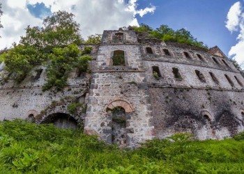 Οι Τούρκοι μετά την Παναγία Σουμελά αναστηλώνουν και τον Βαζελώνα